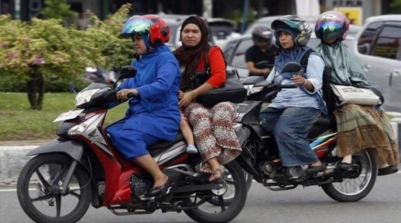 Jangan duduk menyamping ketika berboncengan
