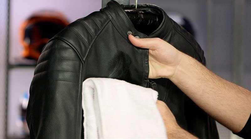 Segeralah cuci jaket setelah dipakai