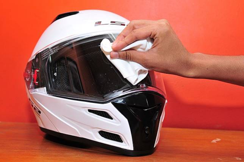 Cara membersihkan kaca helm
