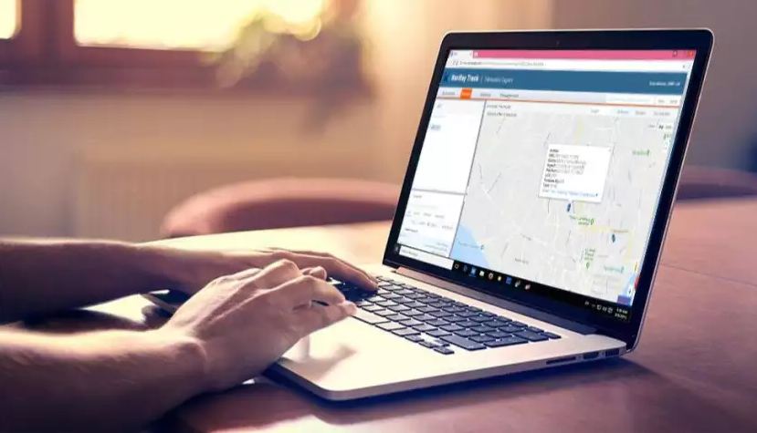 Lacak motor melalui web