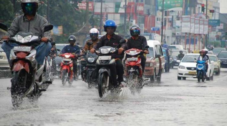 10 Cara Mengkilapkan Body Motor dengan Bahan Alami, Bisa Dicoba Sendiri di Rumah tips merawat motor musim hujan, bisa menghilangkan kilap motor