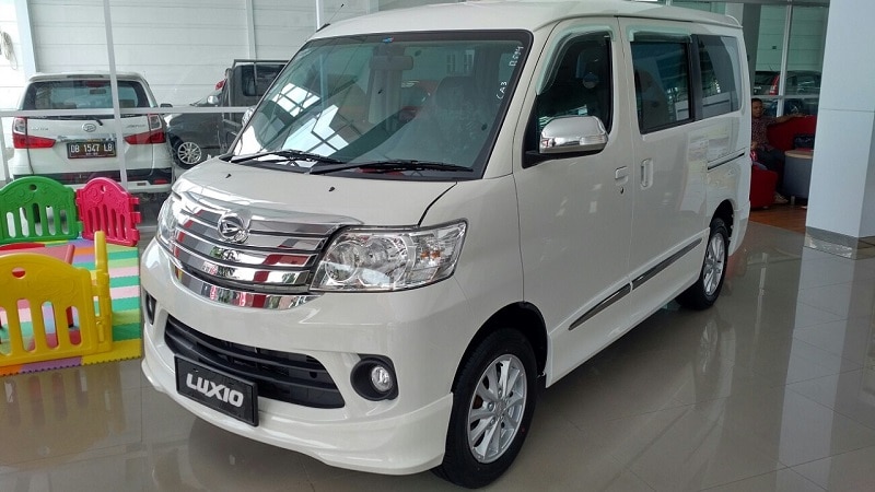 Mobil yang Muat 8 Orang