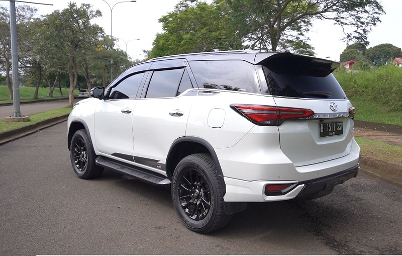 fortuner 2.8 gr sport tampak belakang