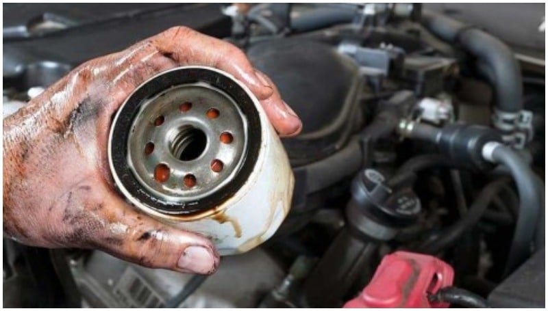 8 Cara Mengganti Oli Mobil yang Mudah dan Cepat Ganti oli filter mobil