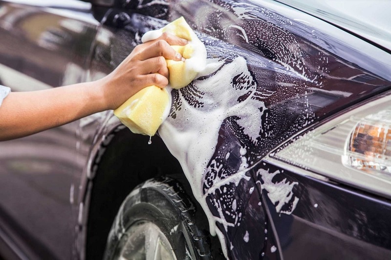 Merawat mobil dengan mencuci