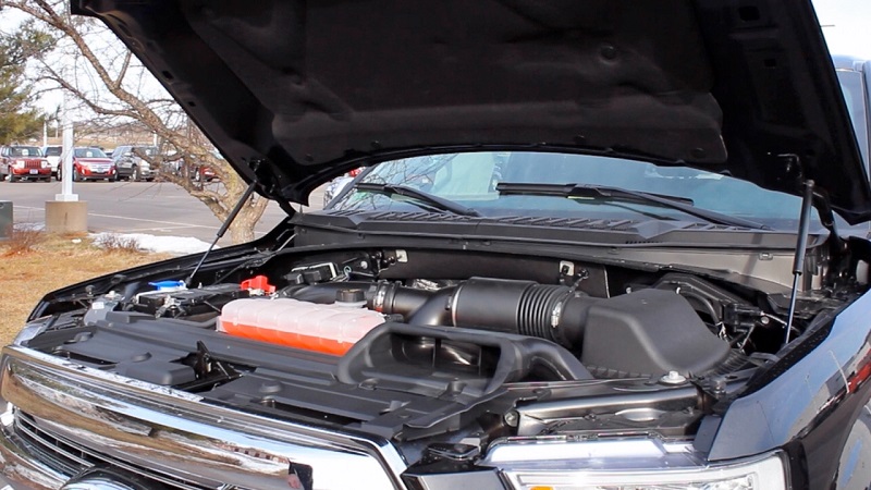6 Tips Servis Mobil untuk Mudik, Supaya Aman di Jalan tips servis mobil untuk mudik - ganti oli mesin