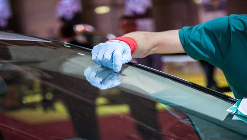 Tips bersihkan baret pada kaca mobil