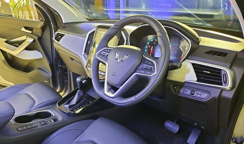 interior wuling almaz vs almaz rs