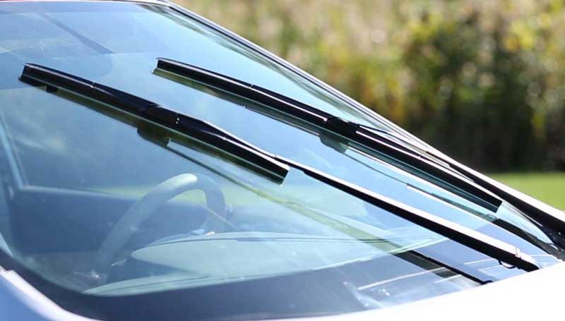 cara merawat mobil sendiri di rumah - air wiper mobil