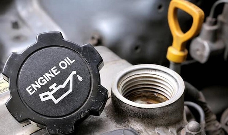 cara merawat mobil sendiri di rumah - tambah oli mesin