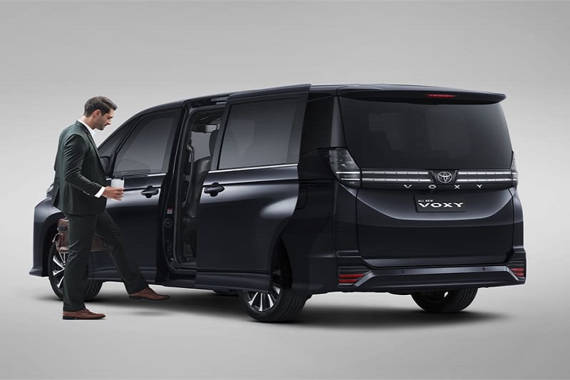 Target Penjualan Toyota Voxy, 250 Unit Tiap Bulan! target penjualan toyota voxy - tampak belakang