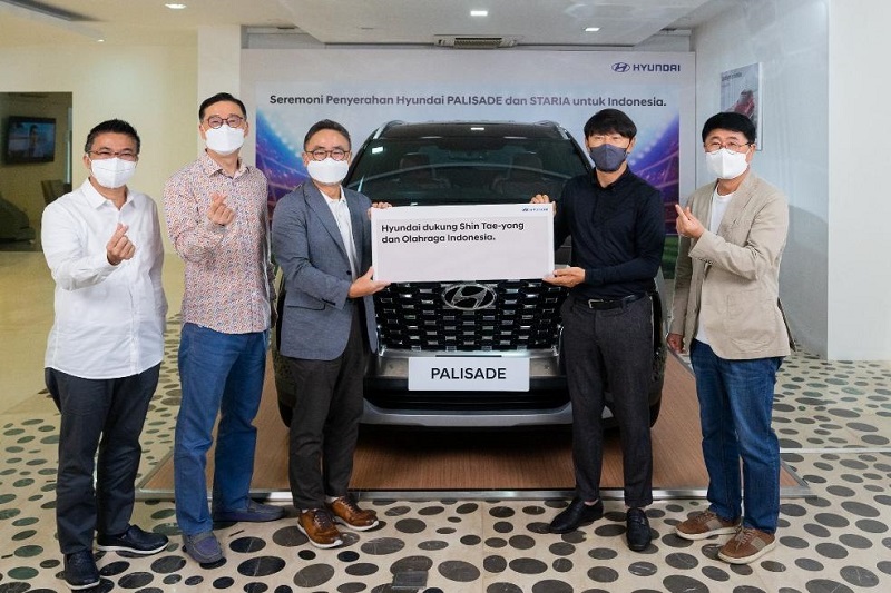 Hyundai hadiahkan Palisade dan Staria ke Shin Tae Yong