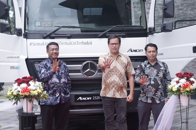 Mercedes-Benz Axor Euro 4 hadir di Palembang