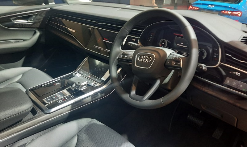 harga audi q7 2022 - dashboard jok depan