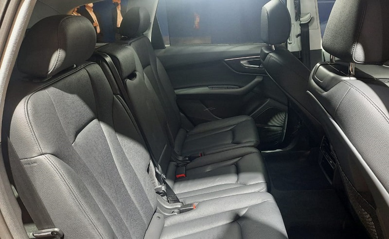 harga audi q7 2022 - interior jok belakang