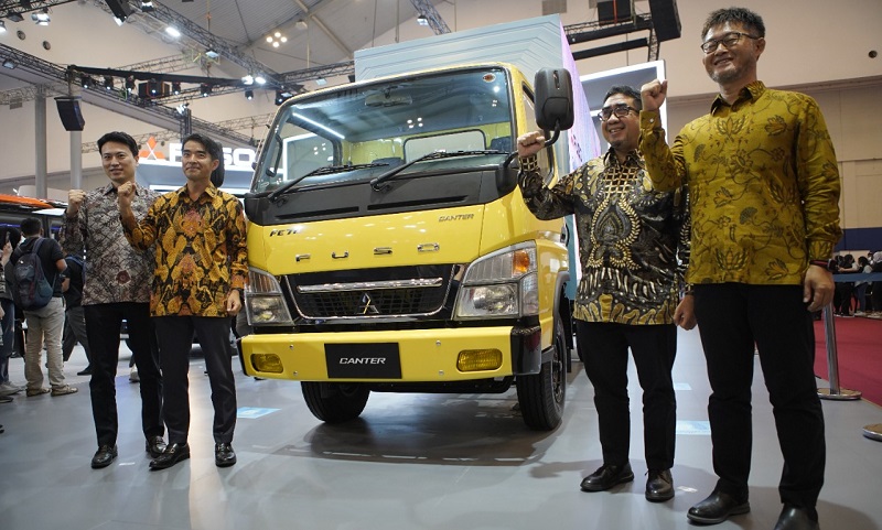 mitsubishi fuso di giias 2022 - Truk Canter FE 71 Long dengan Layar LED