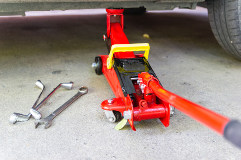 5 Cara Dongkrak Mobil yang Aman untuk Pemula! Cara Dongkrak Mobil