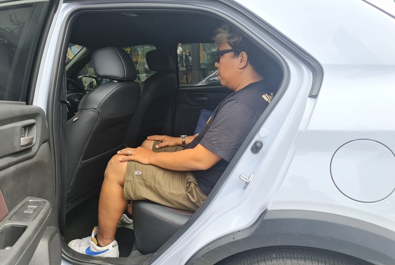 Menjajal Suspensi Honda WR-V, Seberapa Keras? bantingan suspensi honda wr-v - duduk di jok belakang