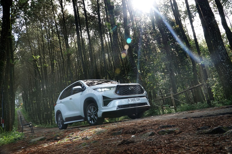 Konsumsi BBM Innova Hybrid, 1 Liter Berapa Km? konsumsi bbm innova hybrid - test drive semarang
