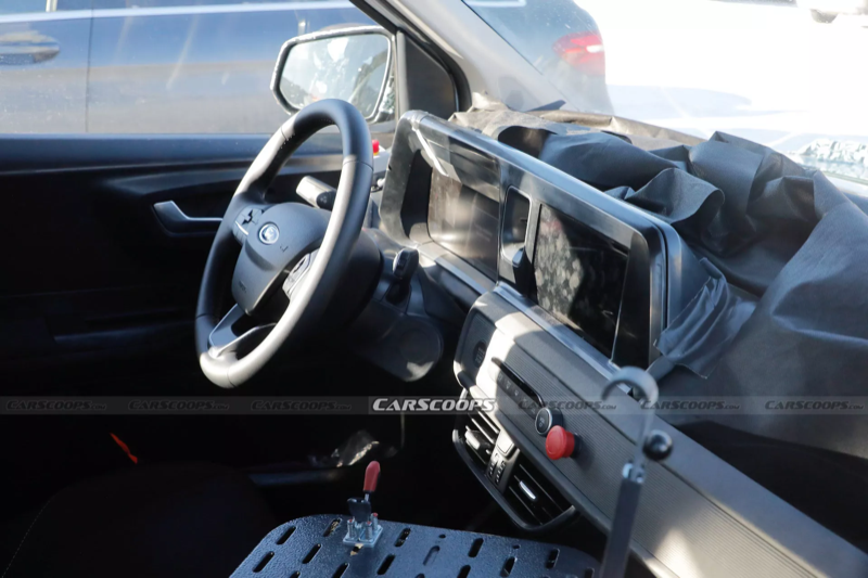 Spy Shots MPV Ford Tourneo Courier, Ada Hybrid dan EV! Ford Tourneo Courier Minivan