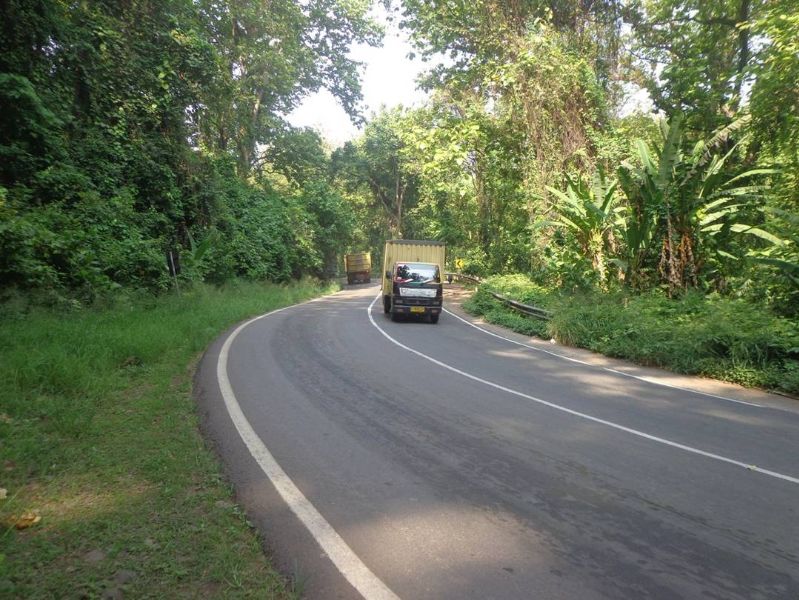 6 Jalan Paling Berbahaya di Indonesia dan Tanjakan Ekstrem! jalan paling berbahaya di Indonesia - alas roban