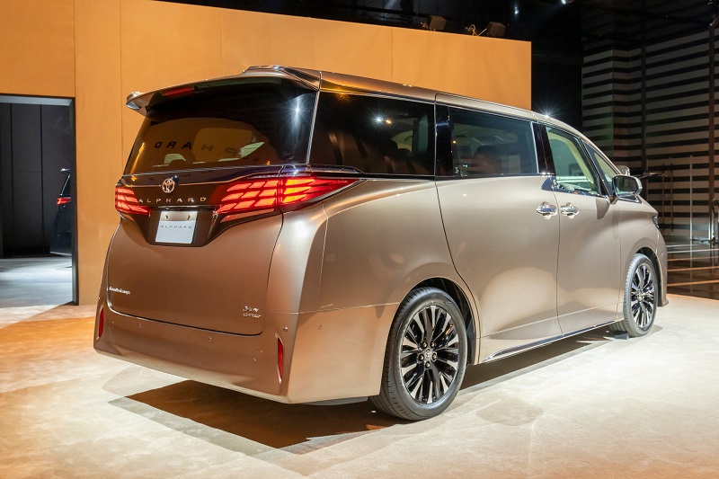 eksterior toyota alphard 2023 tampak belakang