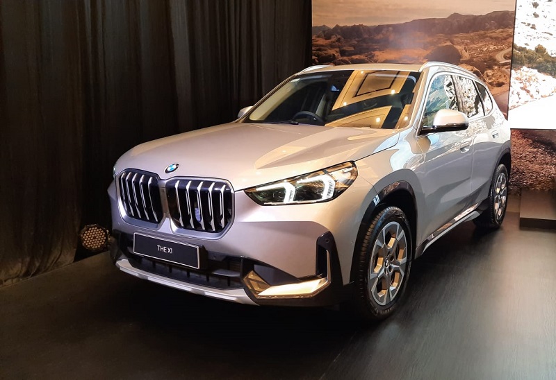 harga bmw x1 2023 - u11 gen-3 tampak depan abu-abu