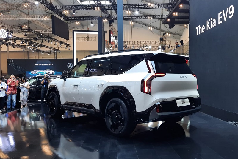Mobil listrik 7-seater