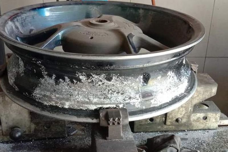 9 Penyebab Ban Motor Bocor, yuk Antisipasi! Penyebab ban motor bocor