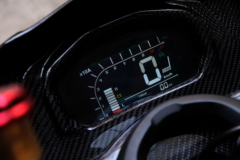Ini Harga Dhelvic Genesis, Motor Listrik Sport dengan Carbon Kevlar Harga Dhelvic Genesis - panel instrumen dan speedometer