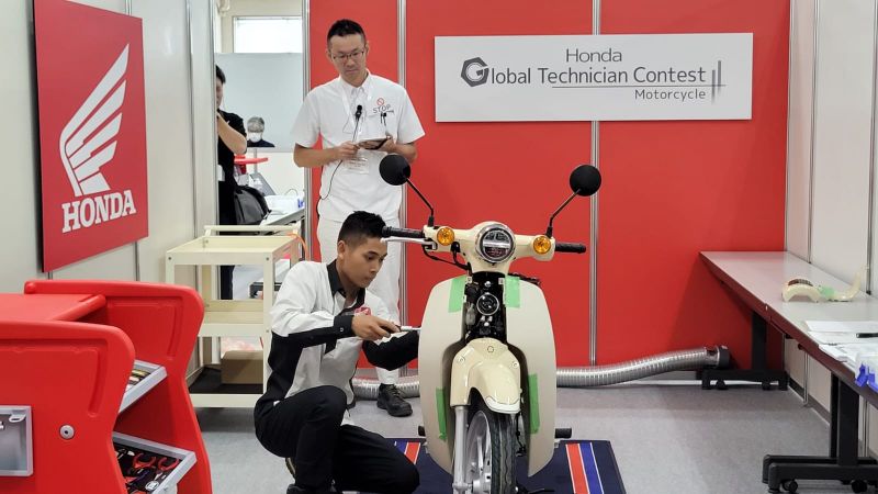 Teknisi motor Honda