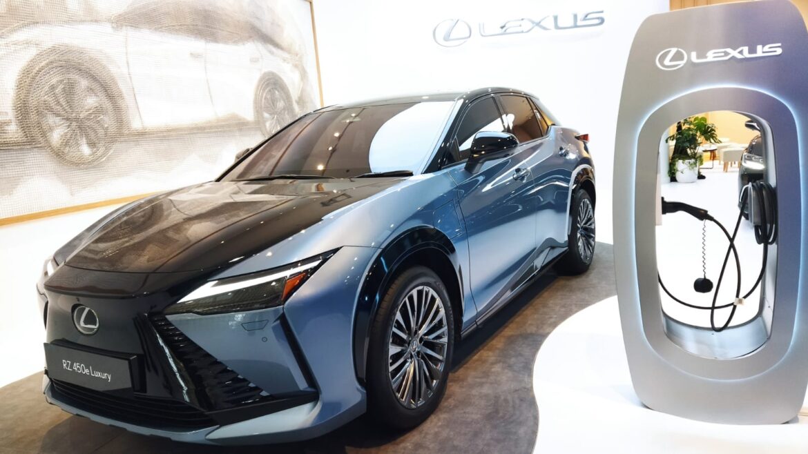 Lexus RZ 450e Luxury jadi salah satu mobil full elektrik Lexus