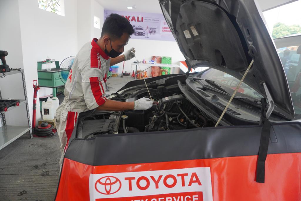 302 Titik Layanan Siaga Toyota Amankan Libur Nataru Termasuk Pengguna Kendaraan Elektrifikasi Biaya jasa dan genuine spare part diklaim sama dengan bengkel resmi Toyota