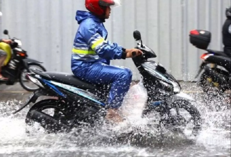 10 Tips Naik Motor Saat Hujan, Berhenti Atau Lanjut? Tips naik motor saat hujan