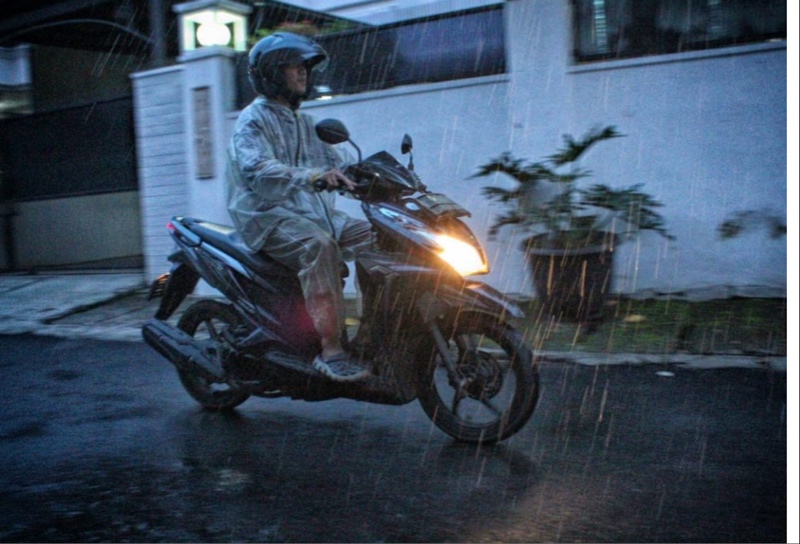 10 Tips Naik Motor Saat Hujan, Berhenti Atau Lanjut? Tips naik motor saat hujan