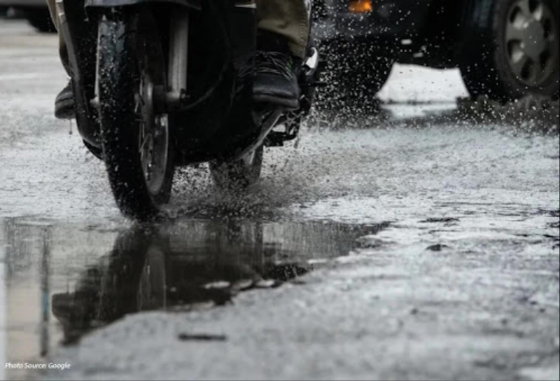 10 Tips Naik Motor Saat Hujan, Berhenti Atau Lanjut? Tips naik motor saat hujan