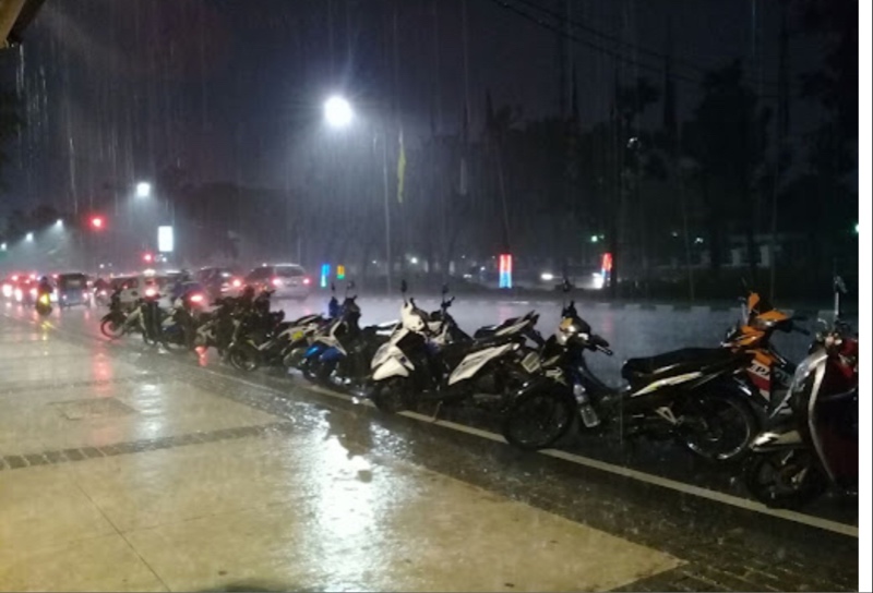 10 Tips Naik Motor Saat Hujan, Berhenti Atau Lanjut? Tips naik motor saat hujan