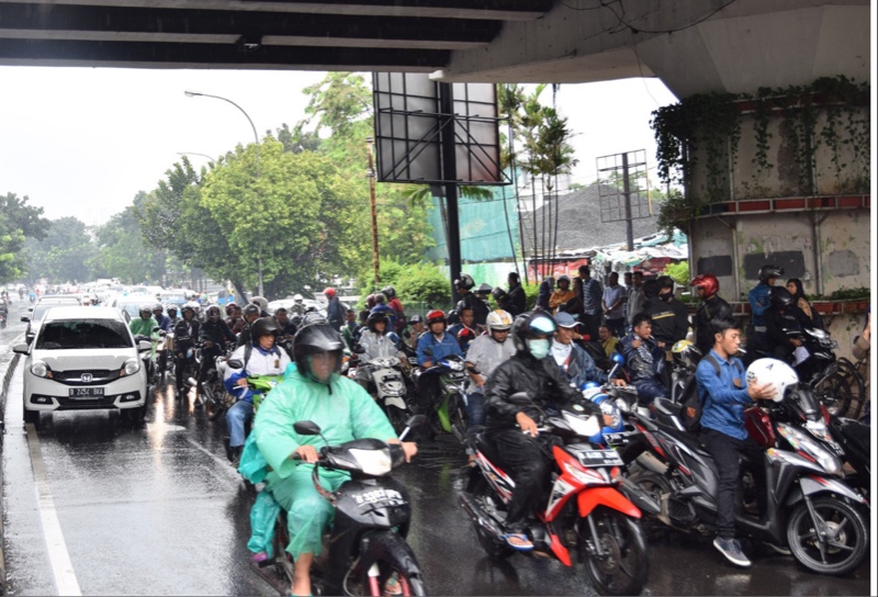 10 Tips Naik Motor Saat Hujan, Berhenti Atau Lanjut? Tips naik motor saat hujan