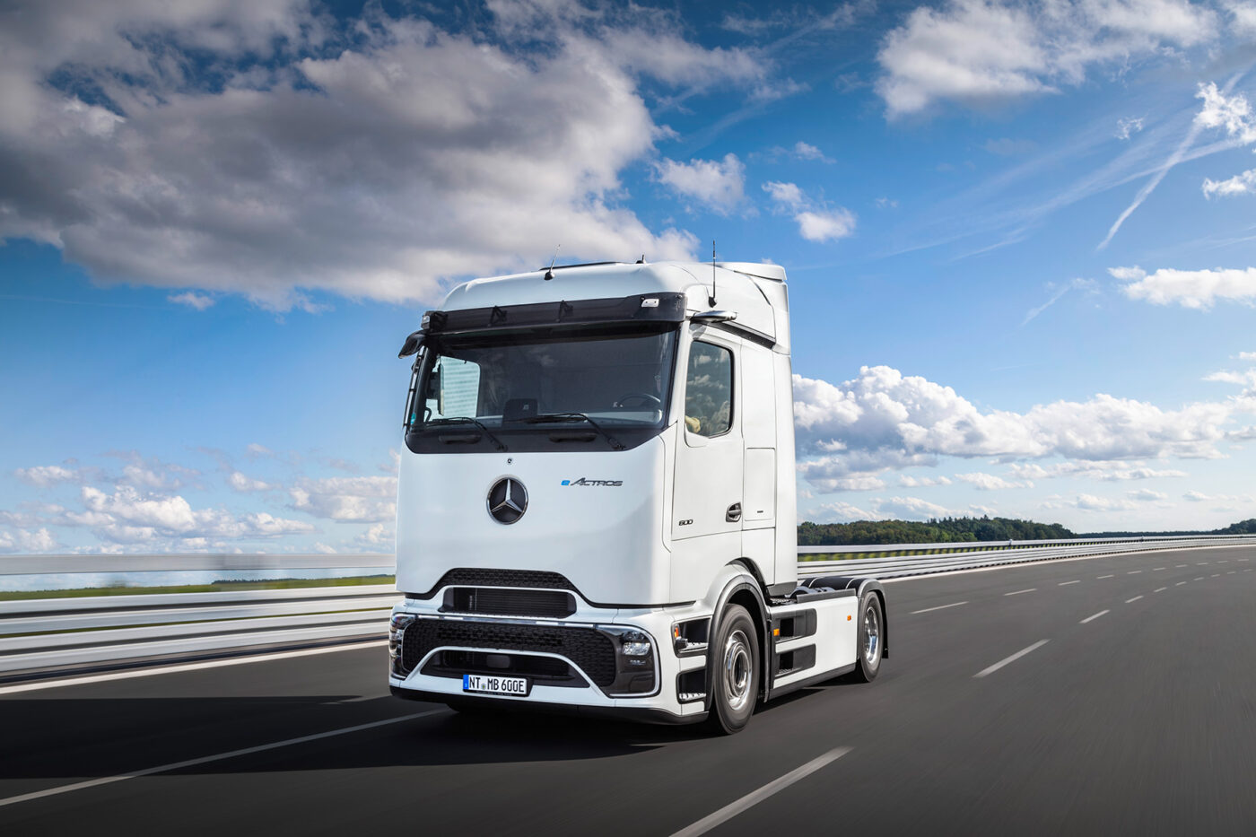Mengenal Kode Sasis Bus dan Truk Mercedes-Benz di Indonesia Hingga Evolusi Truk Listrik Globalnya Truk listrik eActros 600 memiliki tiga paket baterai