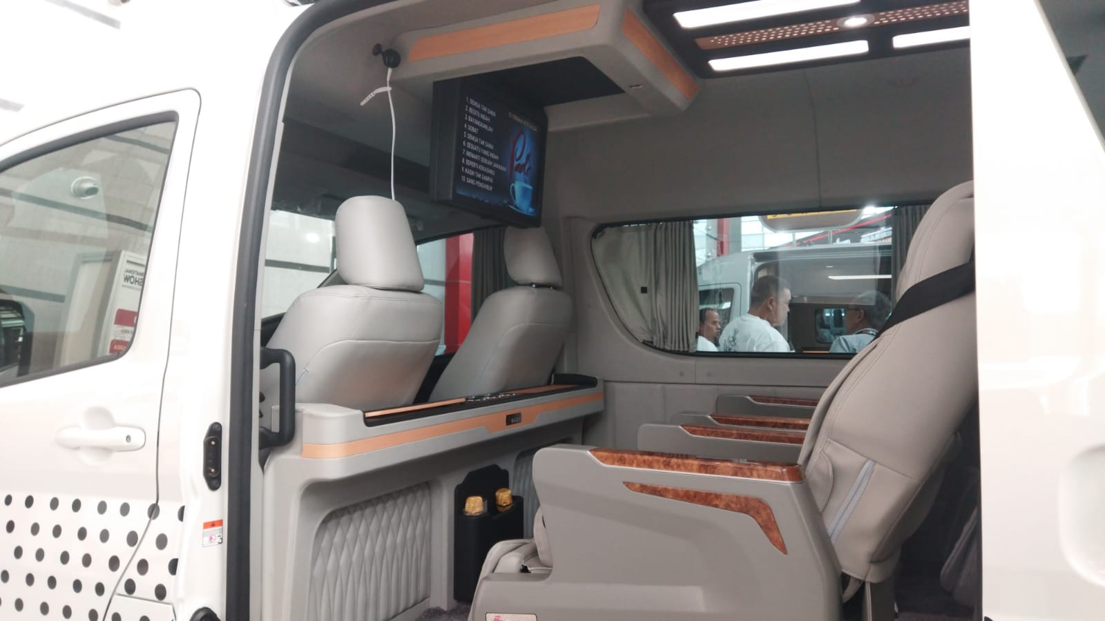 Baze Hadirkan Dua Modifikasi Kabin Toyota HiAce Premio di IIMS 2024 Partisi lebih fleksibel dirancang model setengah. Namun dengan beberapa ruang penyimpanan