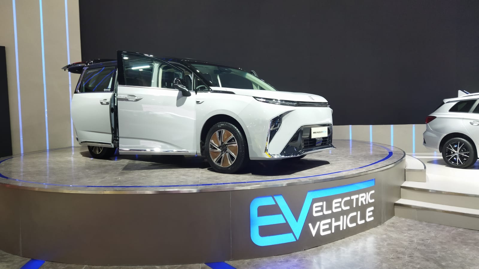 Begini Detail Interior MG Maxus 9 EV Yang Dijajal Jokowi di IIMS 2024 MG Maxus 9 tampil mewah