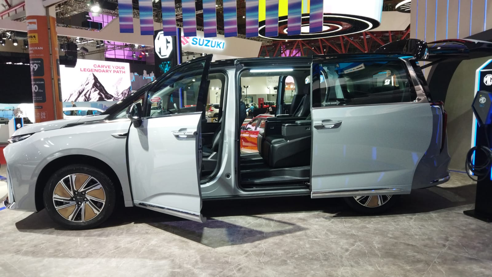 Begini Detail Interior MG Maxus 9 EV Yang Dijajal Jokowi di IIMS 2024 Pintu samping model geser elektris bikin akses masuk mudah