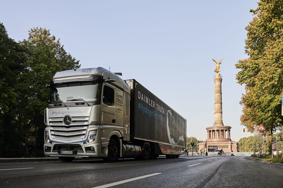 Truk Mercedes-Benz GenH2 terungkap