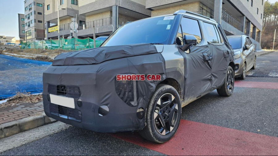 Tak Lagi Sonet, Masa Depan Compact SUV Kia Ada di Clavis Kia Clavis tengah dikamuflase saat test drive