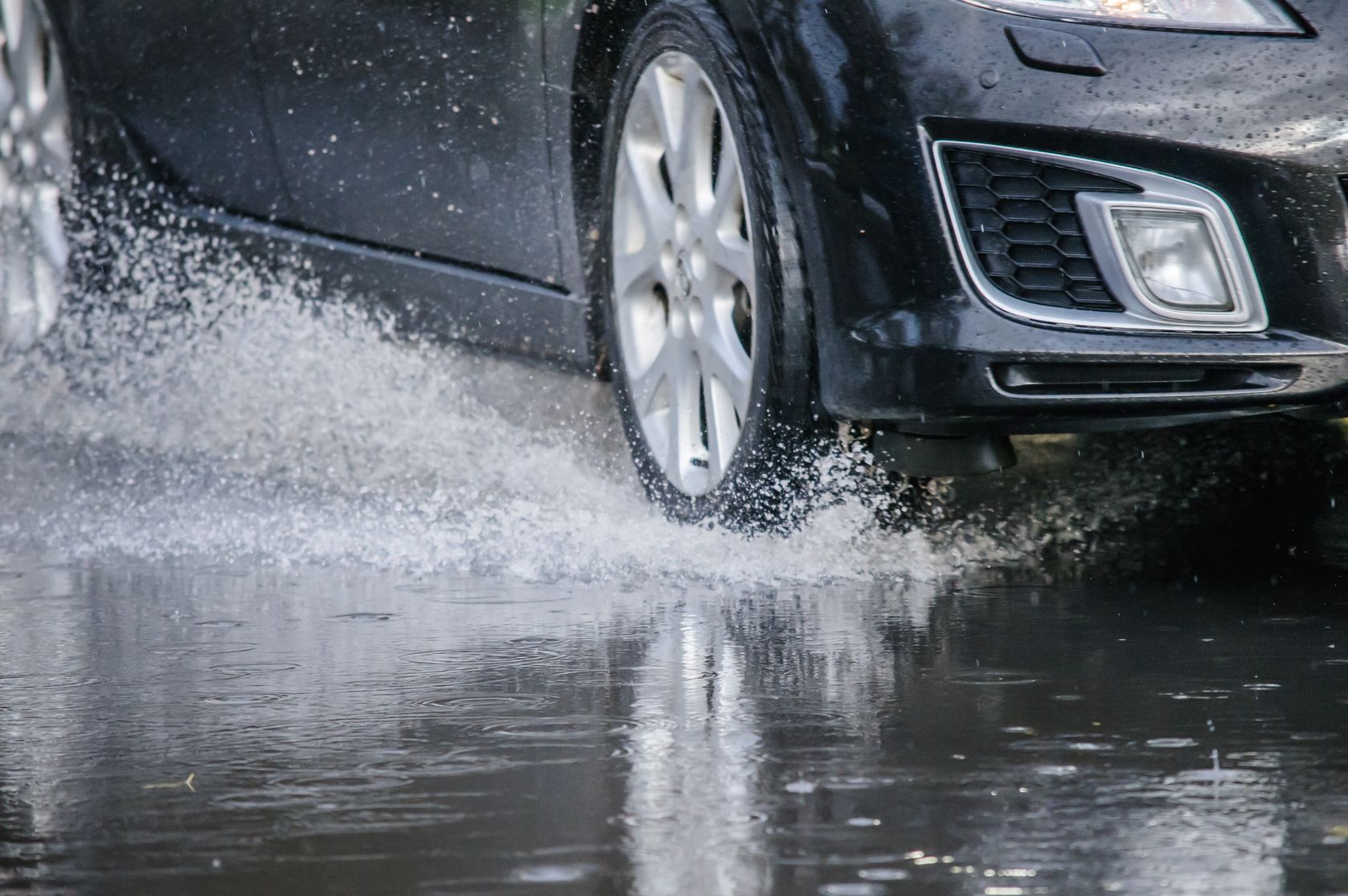 Aquaplaning bisa berakibat fatal karena kendaraan bisa kehilangan traksi saat melintas di permukaan jalan yang basah karena adanya lapisan air di antara ban dan permukaan jalan