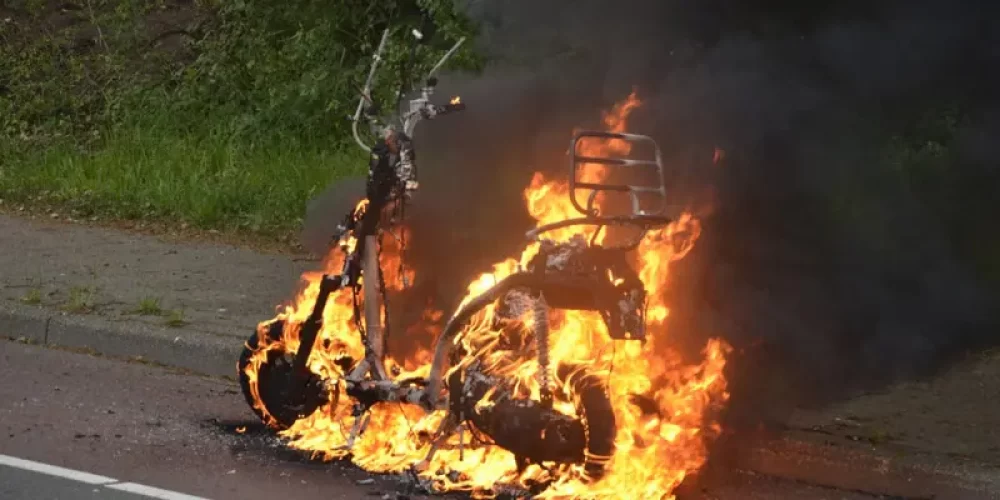 Berkaca Dari Pikap Angkut Sepeda Listrik Terbakar, Apa Benar Seriskan Itu? apakah motor elektrik bisa terbakar 1000x500 1
