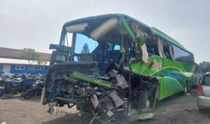 Kecelakaan bus pariwisata