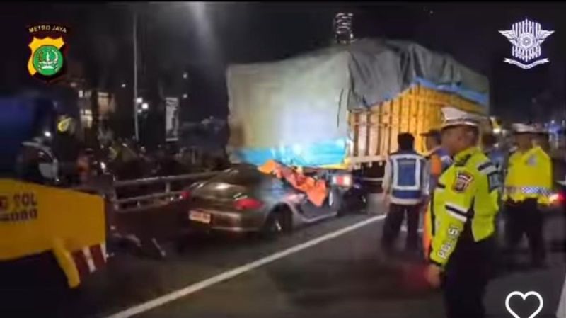 Kecelakaan Maut Porsche di Tol Dalam Kota Jakarta, Pengemudi Tewas image817