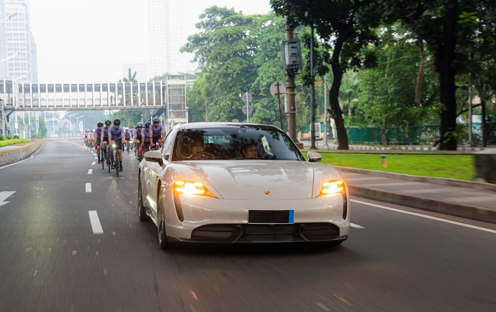 Porsche Indonesia Gelar Event Seru Driven by Performance: Porsche Precision Meets Cycling Passion Driven by Performance: Porsche Precision Meets Cycling Passion dikawal Porsche Taycan