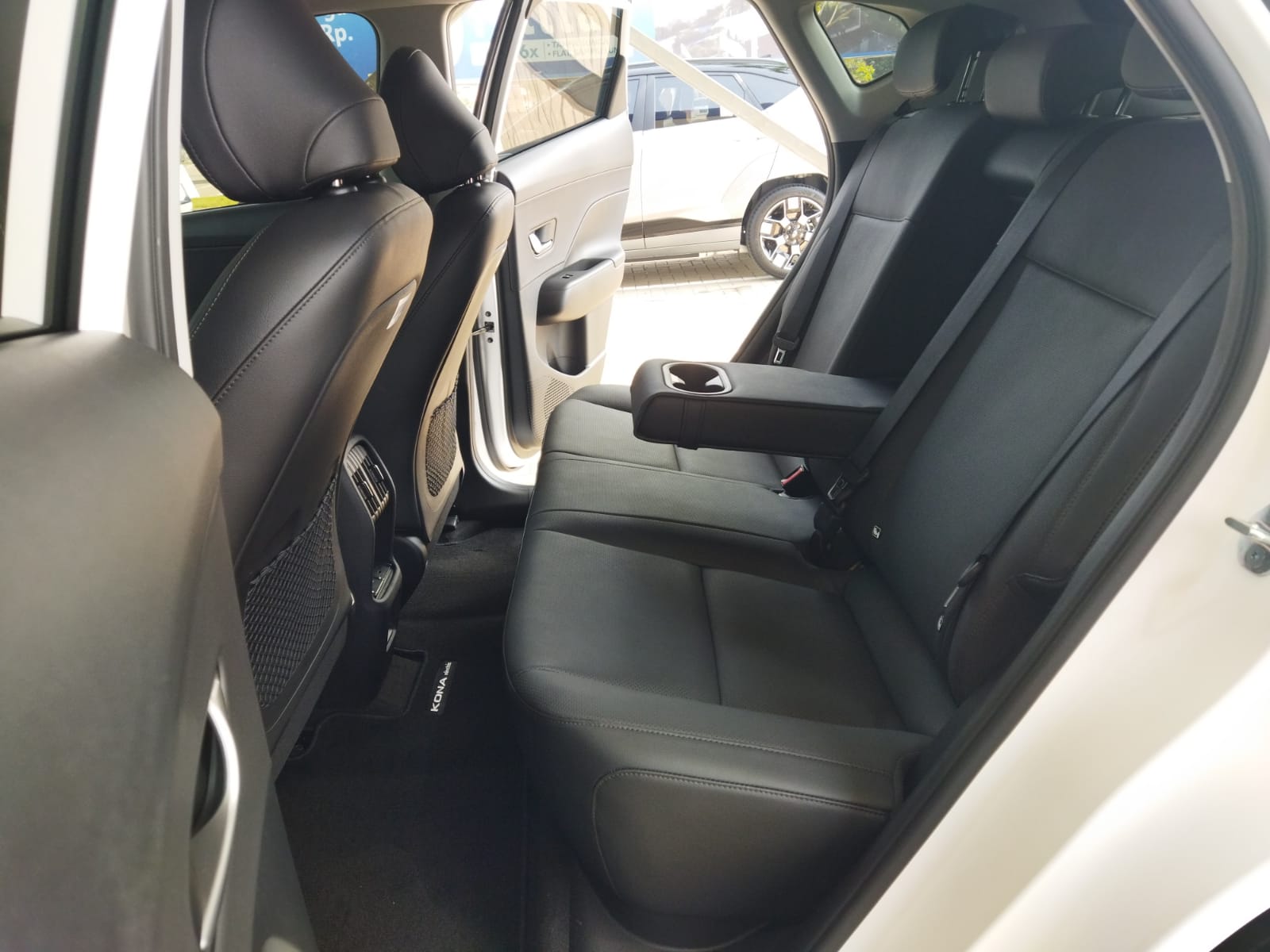 Impresi Nyetir Hyundai Kona Electric Yang Pakai Baterai Made-in Indonesia Area baris kedua lega dan joknya bisa lebih rebah